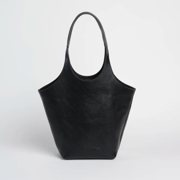 Lindquist Big Ama in Black - Picture 5 of 15